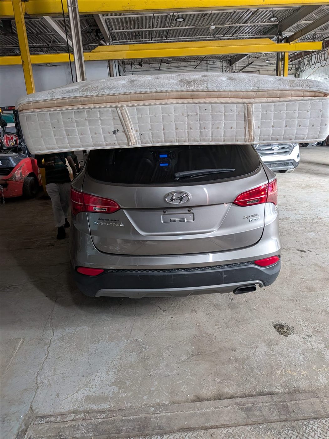 Hyundai Santa Fe pendant le chargement en conteneur avec des marchandises pour Conakry
